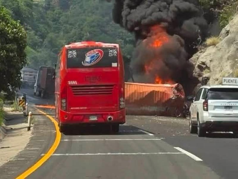 Volcadura e incendio de tractocamión cierra la autopista Colima–Guadalajara