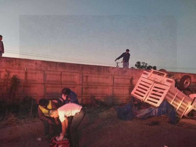 Volcadura en Arandas deja un muerto y 11 lesionados