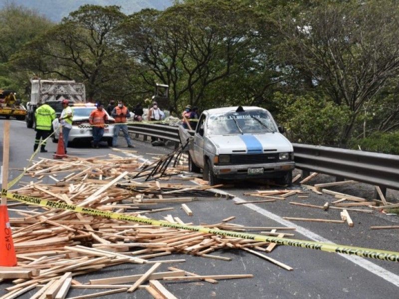 Volcadura en autopista Orizaba-Puebla, deja un muerto