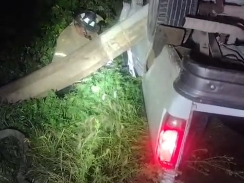 Volcadura en camino a El Nayar deja tres lesionados
