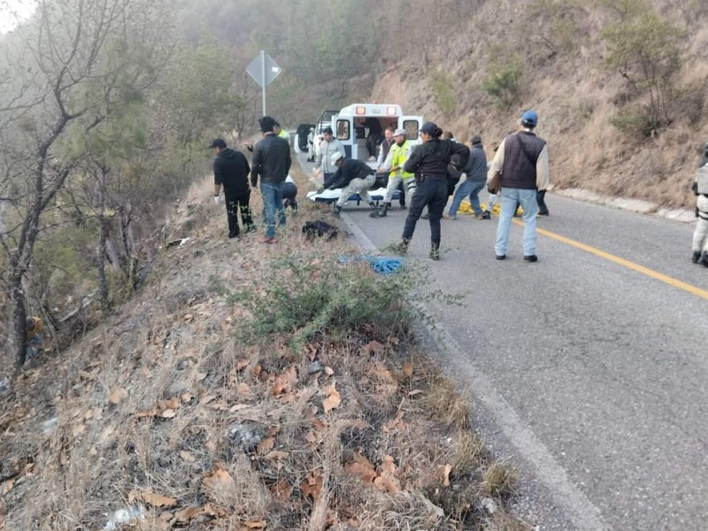 Volcadura en carretera a Guelatao; saldo preliminar 5 fallecidos