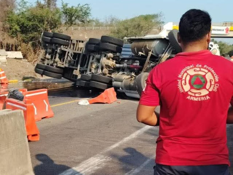 Volcadura en autopista Armería-Manzanillo, un lesionado