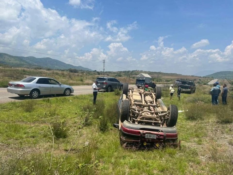 Volcadura en carretera moviliza a autoridades en Ejutla