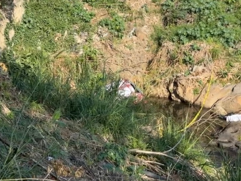 Volcadura en Coatepec dejó un muerto y un herido