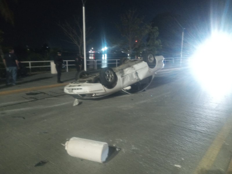 Volcadura en el boulevard Independencia; un herido