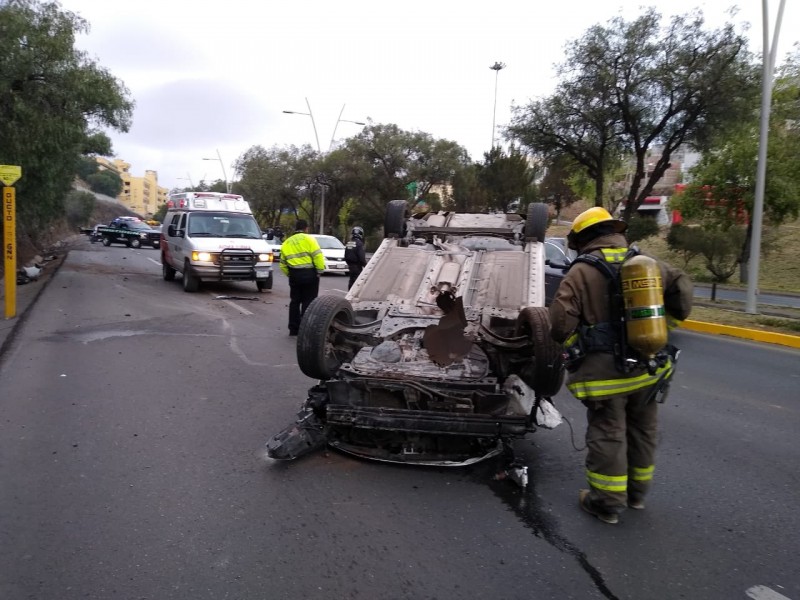 Volcadura en el bulevar deja lesionado