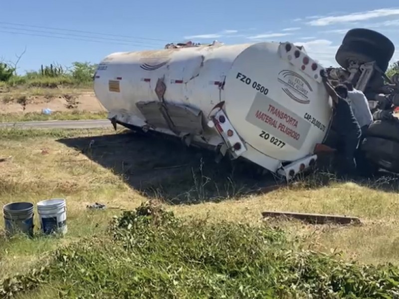 Volcadura en el tramo carretero San Blas - El Triunfo