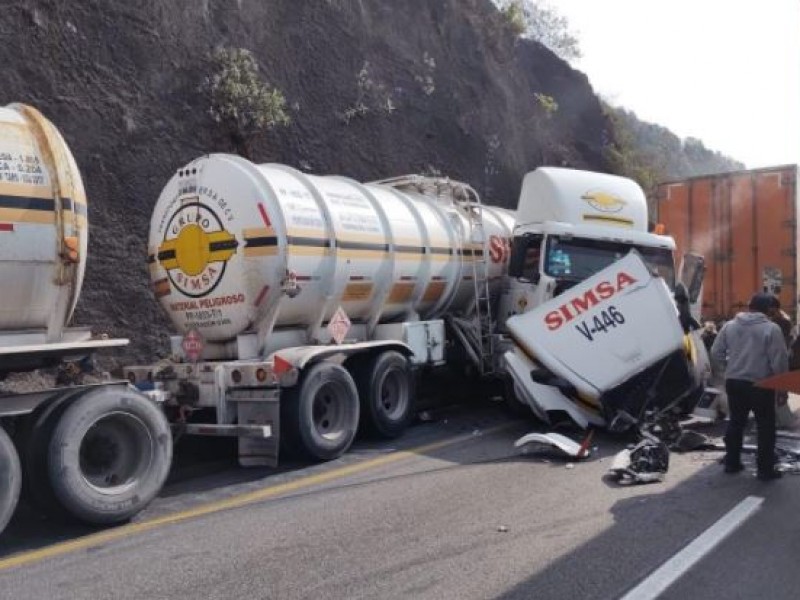 Volcadura en Esperanza mantienen cerrada pista