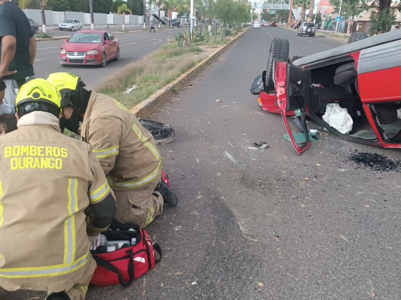Volcadura en la colonia Azteca moviliza a cuerpos de emergencia