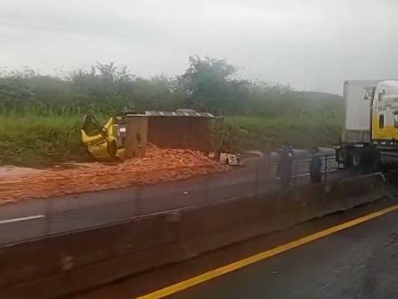 Volcadura en libramiento de Plan del Río