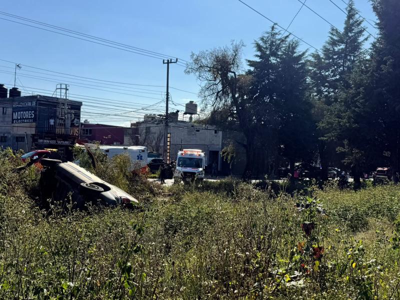 Volcadura en Paseo Tollocan deja dos personas lesionadas