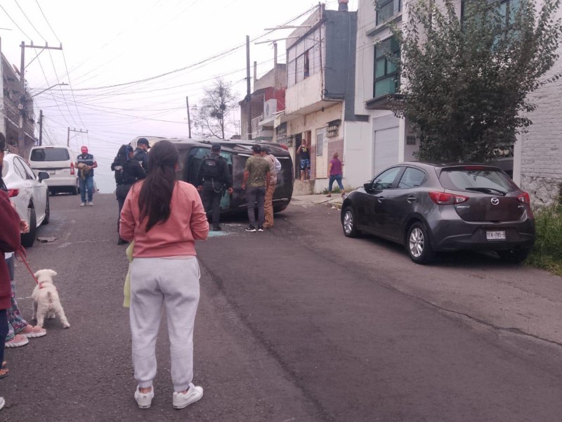 Volcadura en Xalapa deja dos heridos