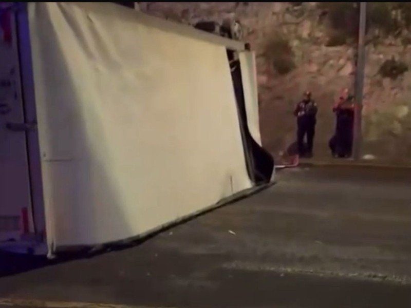 Volcadura genera caos vial en Tlalnepantla