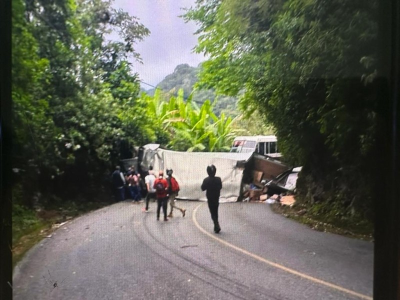Volcadura obstruye carretera Teocelo-Xico