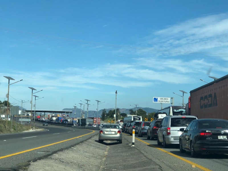 Volcadura paraliza tráfico en la autopista Colima-Guadalajara