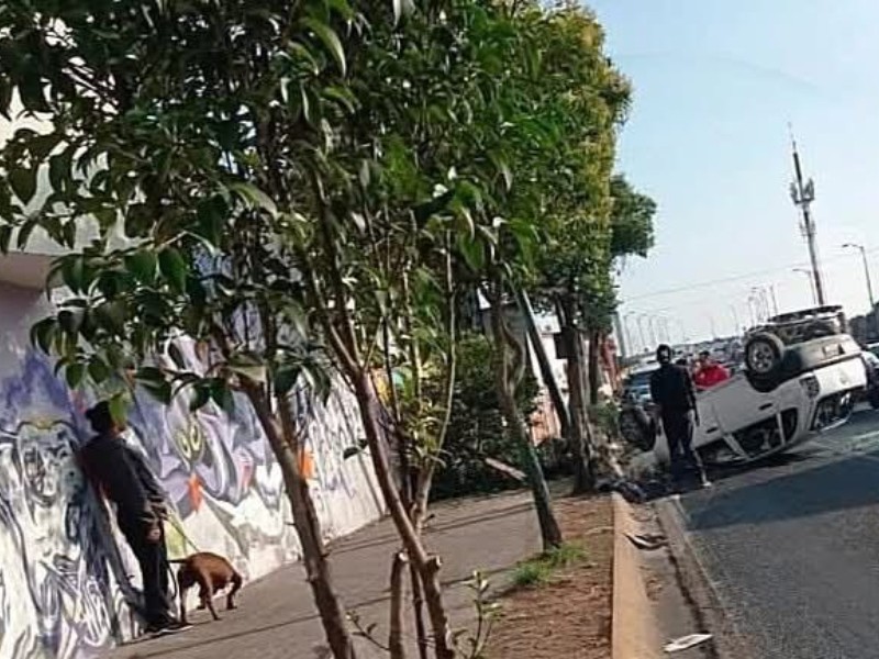 Volcadura provoca caos vehicular en la central de abasto