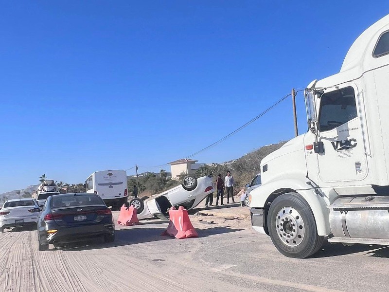 Volcadura provoca un intenso tráfico vehicular en San José del Cabo