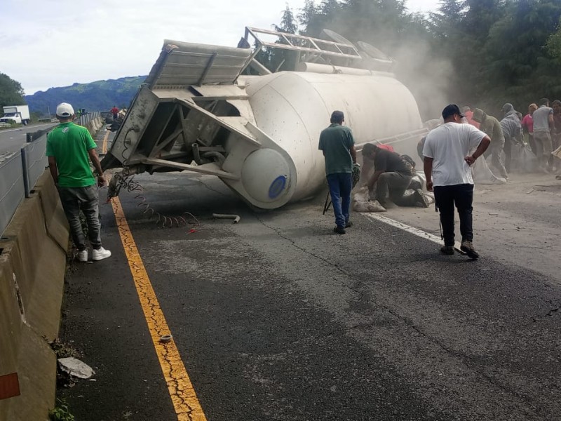 Volcadura y rapiña en la Xalapa-Perote