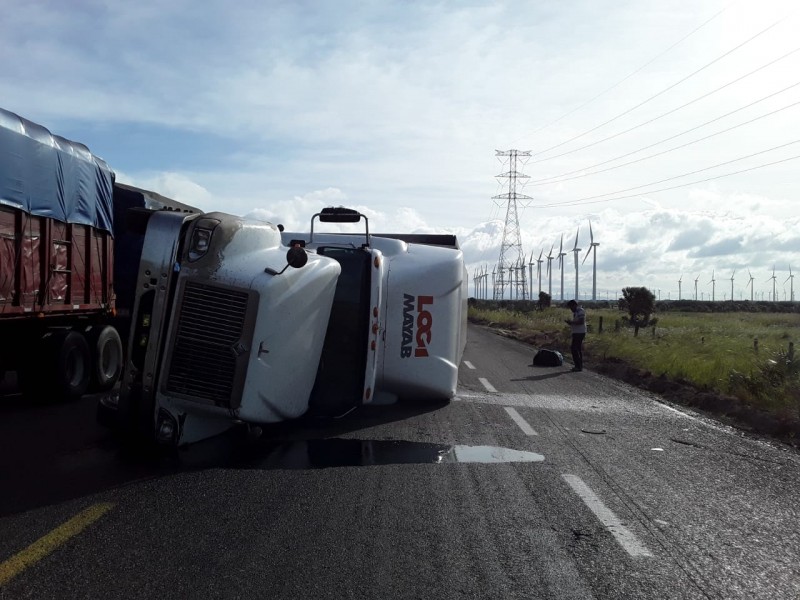 Volcaduras de camiones, responsabilidad que implica a autoridades y transportistas