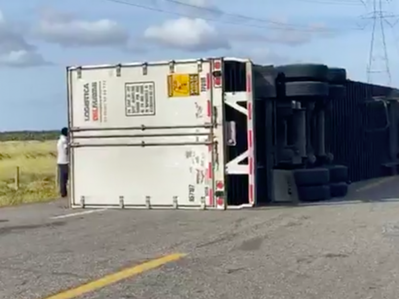 Seis tractocamiones volcados durante la madrugada en La Ventosa