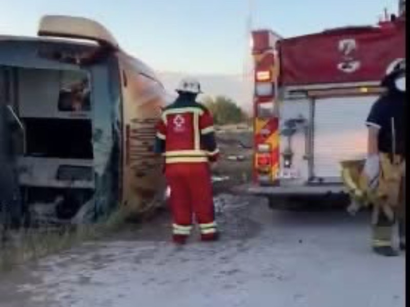 Mueren seis personas en volcamiento de autobús de pasajeros