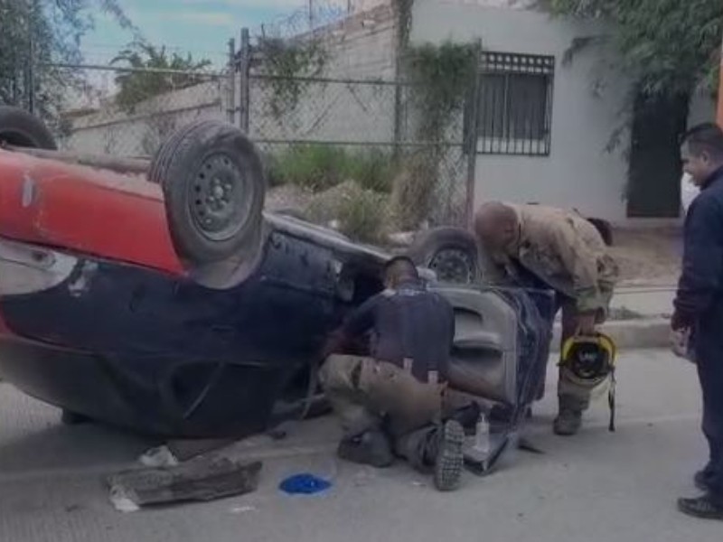 Volcamiento de vehículo deja dos lesionados