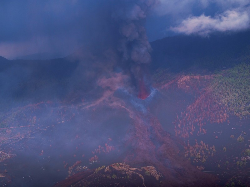 Volcán Cumbre Vieja presenta dos nuevas bocas e intensa actividad