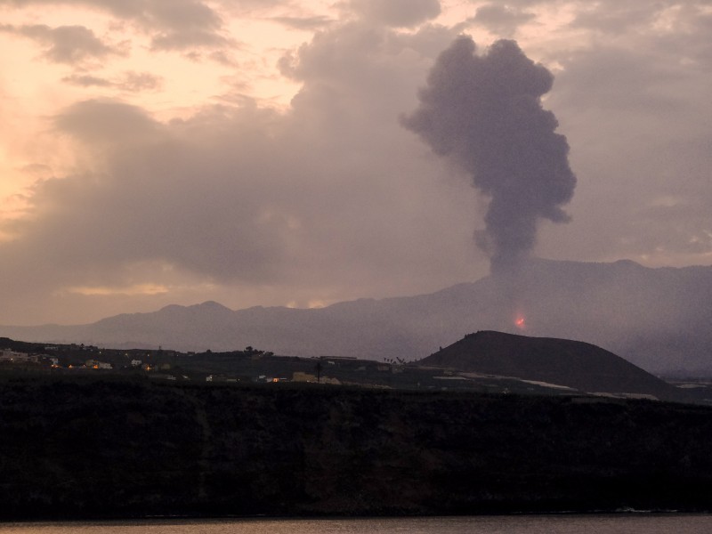 Volcán Cumbre Vieja vuelve a emitir lava y ceniza