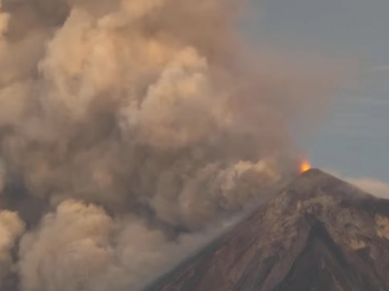 Volcán de Fuego entra en erupción en Guatemala