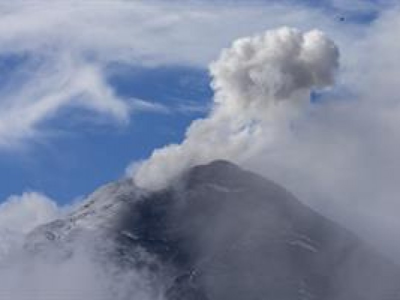 volcán ecuatoriano emana una columna de 1,8 kilómetros de cenizas