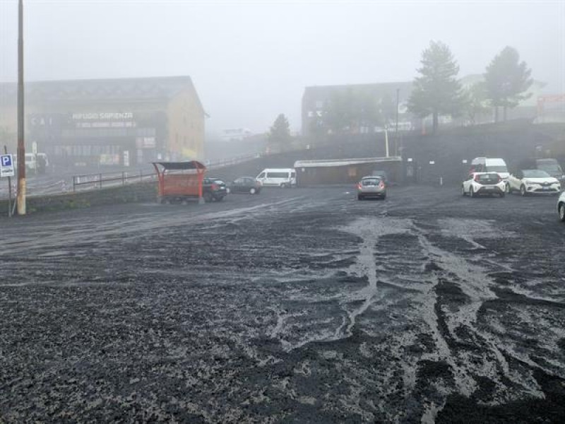 Volcán Etna registra nueva erupción y paraliza aeropuerto
