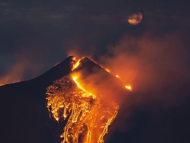 Volcán Etna sigue sorprendiendo a expertos, emite “poderosa” erupción
