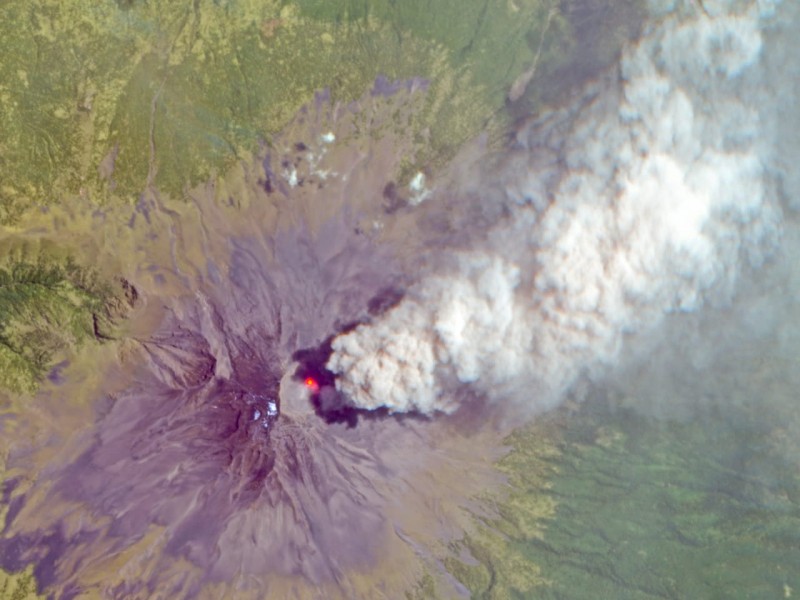 Volcán hace explosión por la madrugada