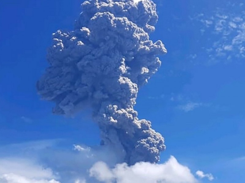 Volcán Lewotolo entra en erupción, son evacuadas 4 mil personas