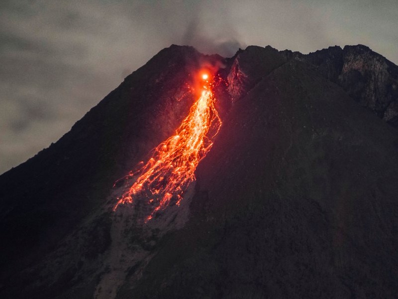 Volcán Merapi entra en erupción arrojando río de lava