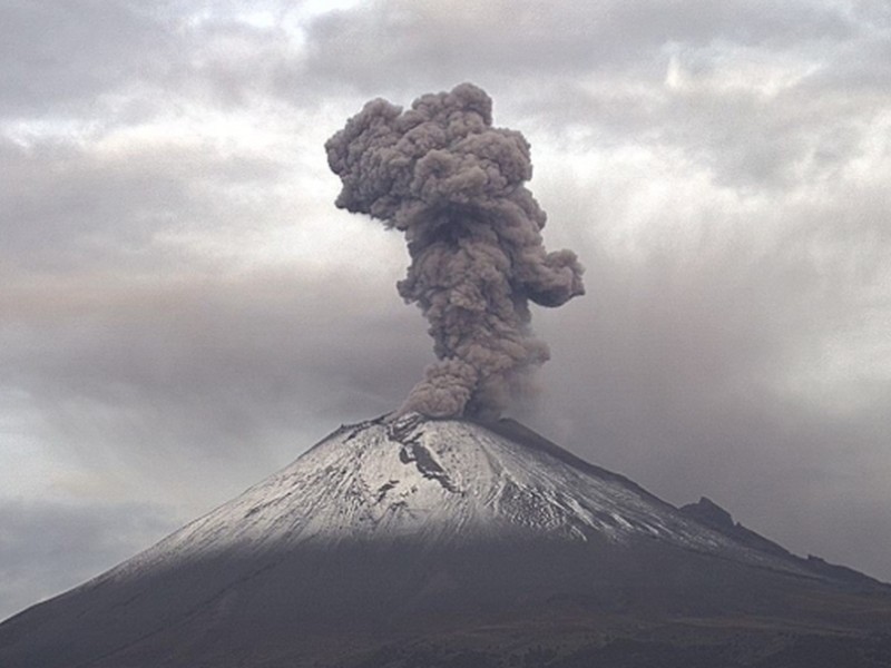 Volcán Popocatépetl presenta actividad explosiva esta mañana