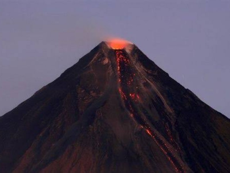 Volcán Taal hace erupción en Filipinas