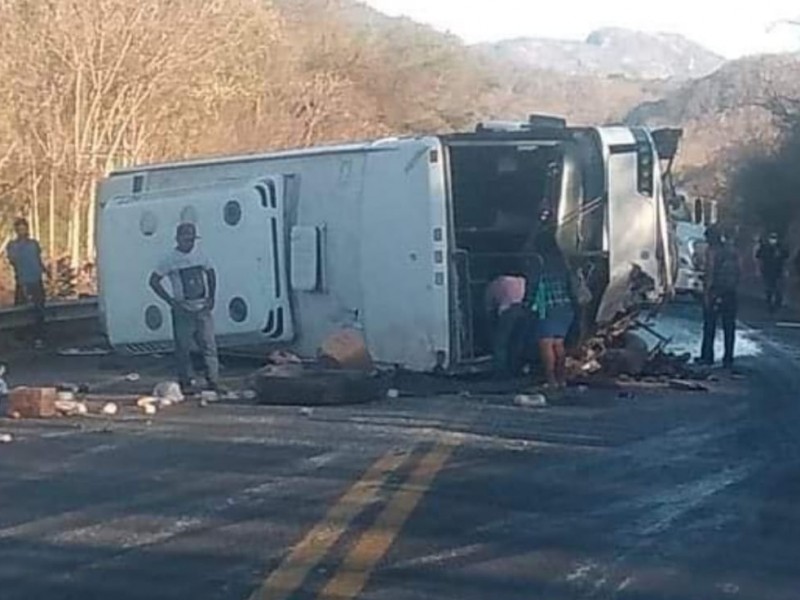 Volcó autobús con personas indocumentadas. Hay cuatro fallecidos