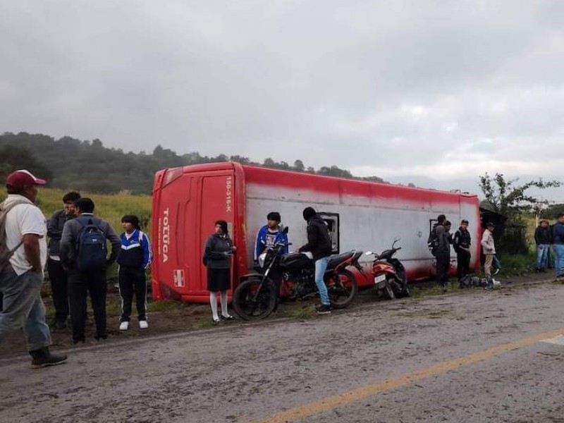 Volcó autobus en Lerma: 11 lesionados