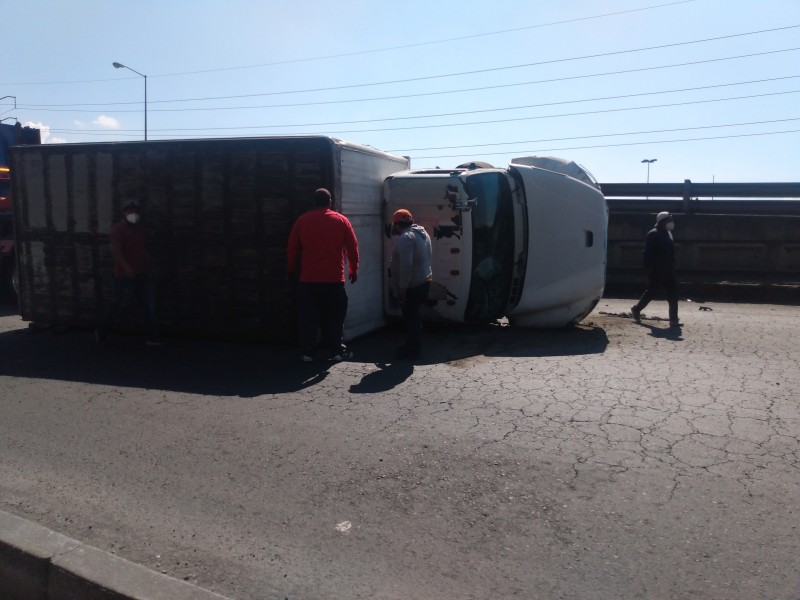 Volcó camión en la carretera México-Toluca