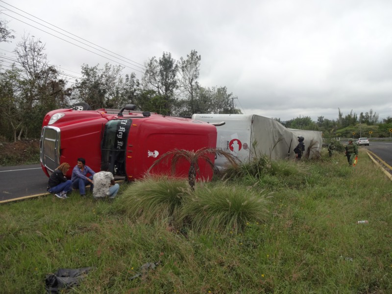 Volcó otro trailer en carretera Xalapa-Veracruz