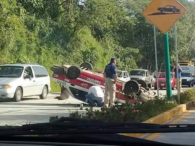 Volcó taxi en la Xalapa-Coatepec