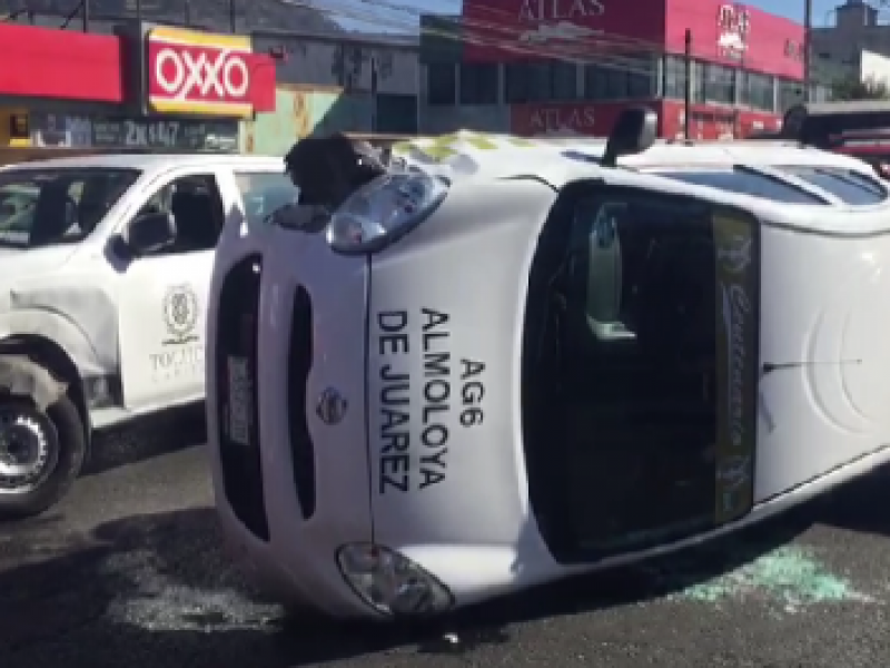 Volcó taxi en Toluca