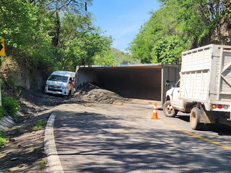 Volcó una góndola en la carretera Colima-Pihuamo