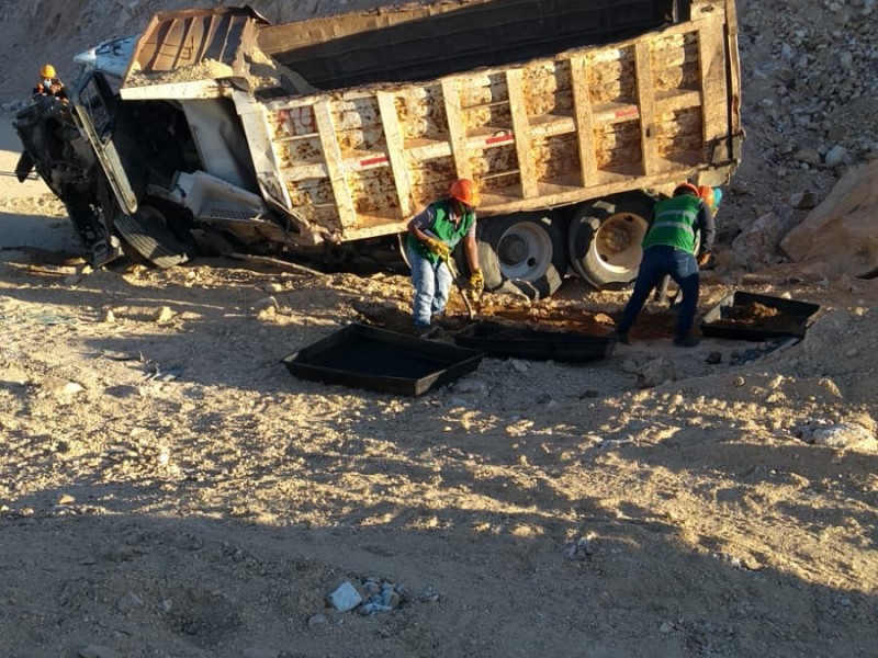 Volteo que laboraba en rompeolas volcó por fallas mecánicas