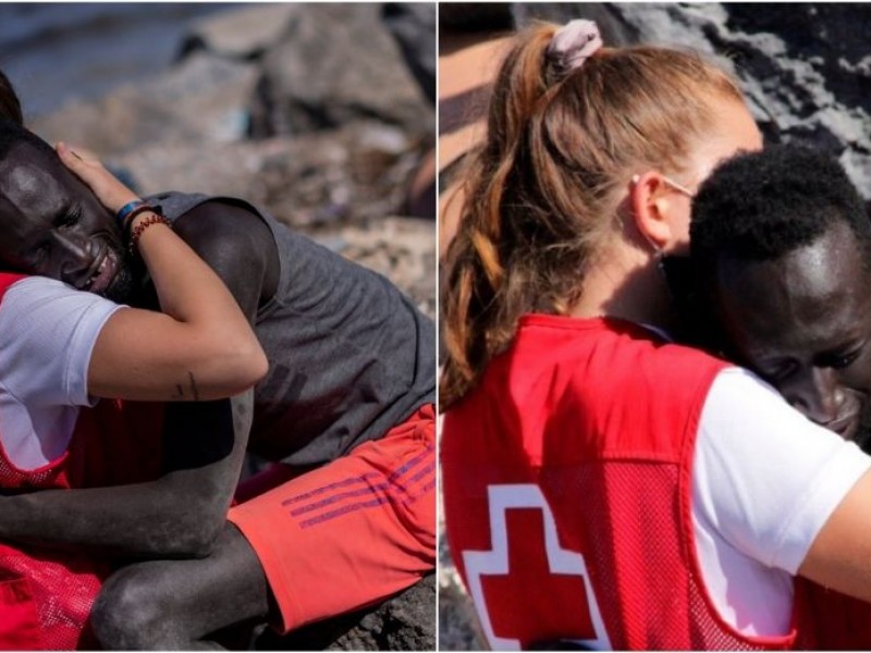 Voluntaria de la Cruz Roja, abraza a migrante en Ceuta