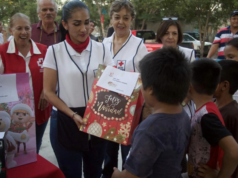 Voluntarias de Cruz Roja llevan posada a El Alpuyequito