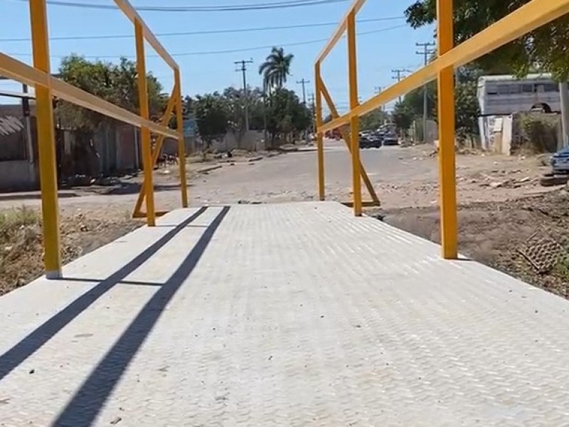 Voluntarios construyen puente para apoyar a peatones