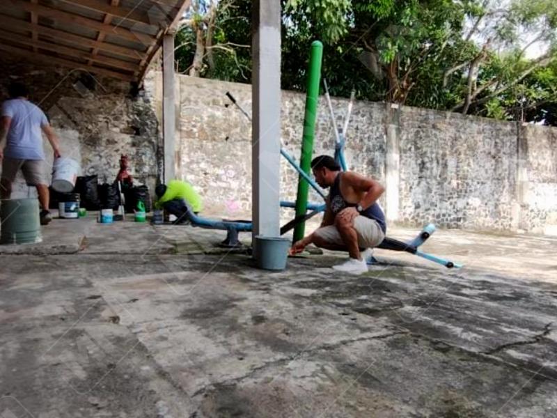 Voluntarios trabajan en la rehabilitación del auditorio de Santiago de la Peña