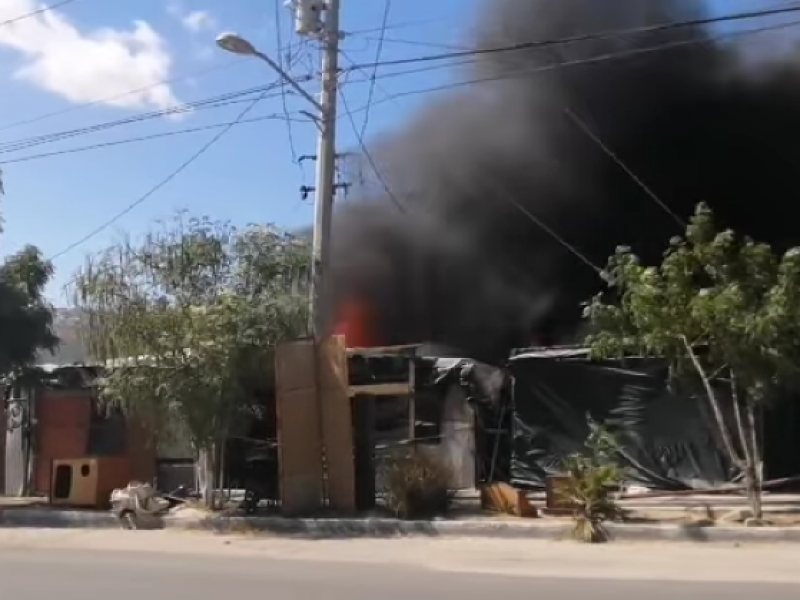 Voraz incendio afecta negocios de segunda en CSL